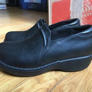 Size 6.5 Black Abeo Clogs